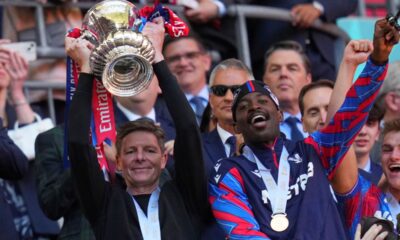 Crystal Palace's head coach Oliver Glasner raises the trophy after his team won the English FA Cup final soccer match between Crystal Palace and Manchester City at Wembley stadium in London, Saturday, May 17, 2025. (AP Photo/Kirsty Wigglesworth)