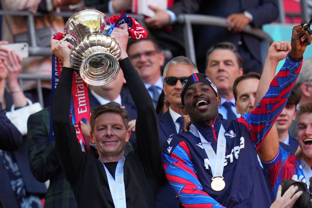 Crystal Palace's head coach Oliver Glasner raises the trophy after his team won the English FA Cup final soccer match between Crystal Palace and Manchester City at Wembley stadium in London, Saturday, May 17, 2025. (AP Photo/Kirsty Wigglesworth)