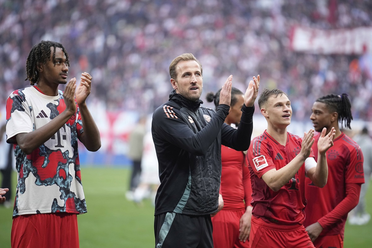 Bayern's Harry Kane, centre, applauds supporters at the end of the German Bundesliga soccer match between RB Leipzig and FC Bayern Munich at the Red Bull Arena in Leipzig, Germany, Saturday, May 3, 2025. (AP Photo/Ebrahim Noroozi)