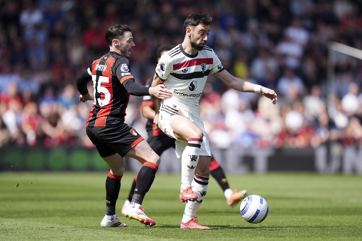 Manchester United's Bruno Fernandes, right, and Bournemouth's Adam Smith battle for the ball during the English Premier League match at Vitality Stadium, Bournemouth, England, Sunday, April 27, 2025. (Adam Davy/PA via AP)