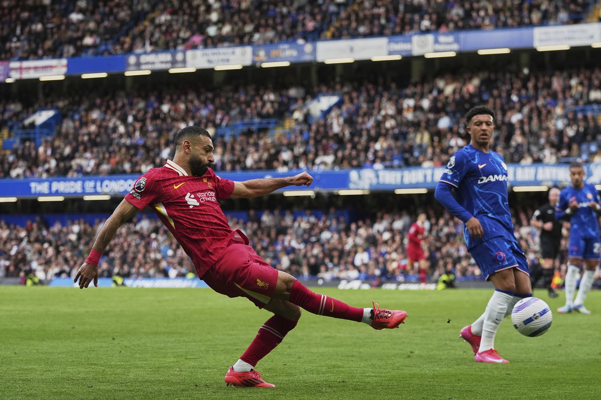 Liverpool's Mohamed Salah passes the ball during the English Premier League soccer match between Chelsea and Liverpool at Stamford Bridge stadium in London, Sunday, May 4, 2025. (AP Photo/Kin Cheung)