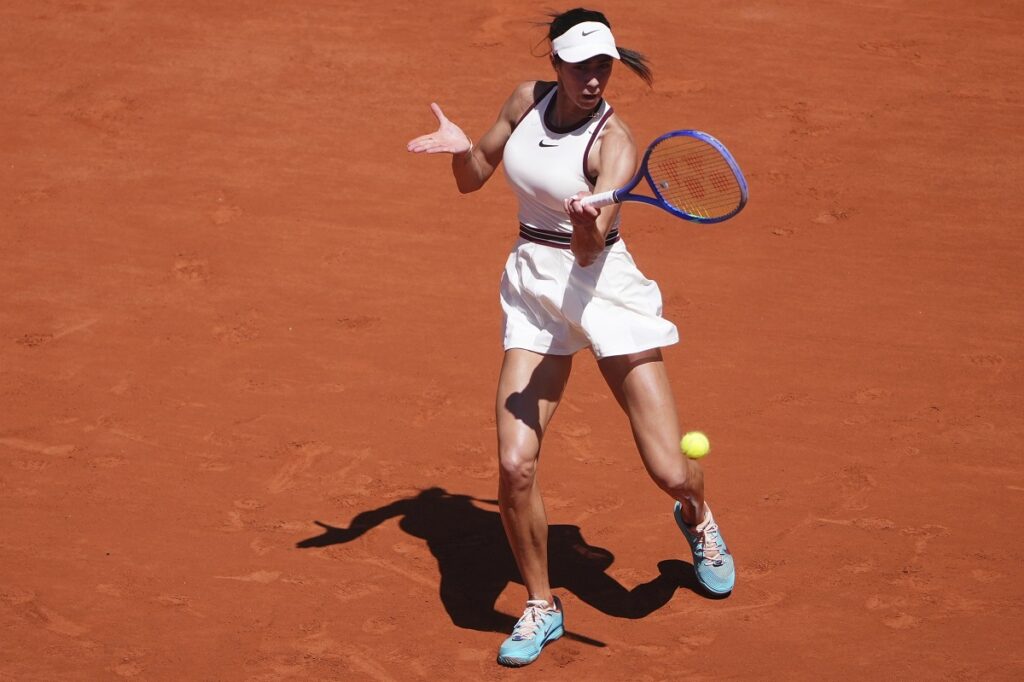 Serbia's Olga Danilovic returns the ball to Aryna Sabalenka of Belarus during their third round match of the French Tennis Open, at the Roland-Garros stadium, in Paris, Friday, May 30, 2025. (AP Photo/Lindsey Wasson)