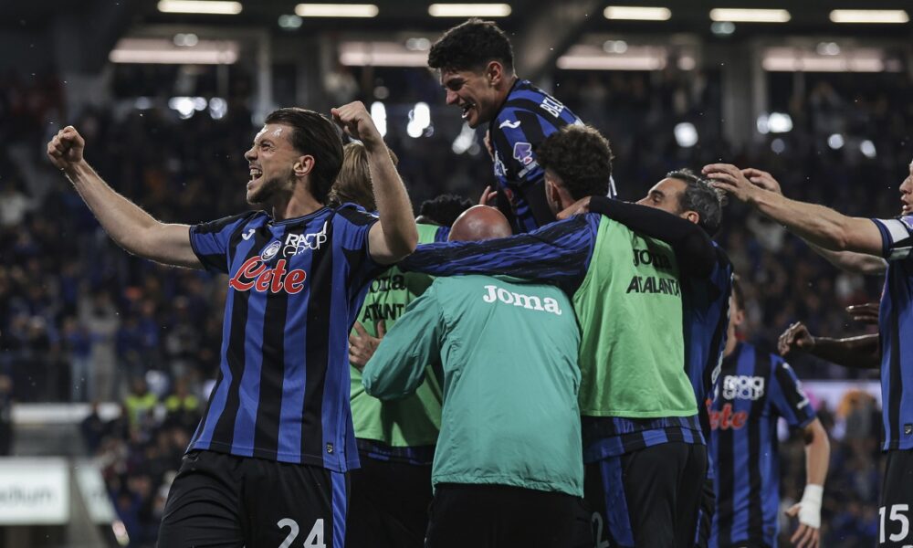 Atalanta's Lazar Samardzic, left, and his teammates celebrate their side's second goal during the Serie A soccer match between Atalanta Bergamo and AS Roma in Bergamo, Italy, Monday, May 12, 2025. (Stefano Nicoli/LaPresse via AP)