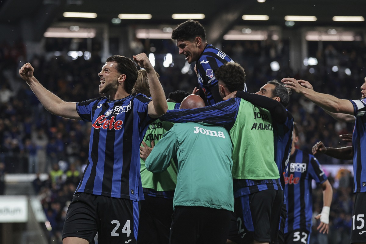 Atalanta's Lazar Samardzic, left, and his teammates celebrate their side's second goal during the Serie A soccer match between Atalanta Bergamo and AS Roma in Bergamo, Italy, Monday, May 12, 2025. (Stefano Nicoli/LaPresse via AP)