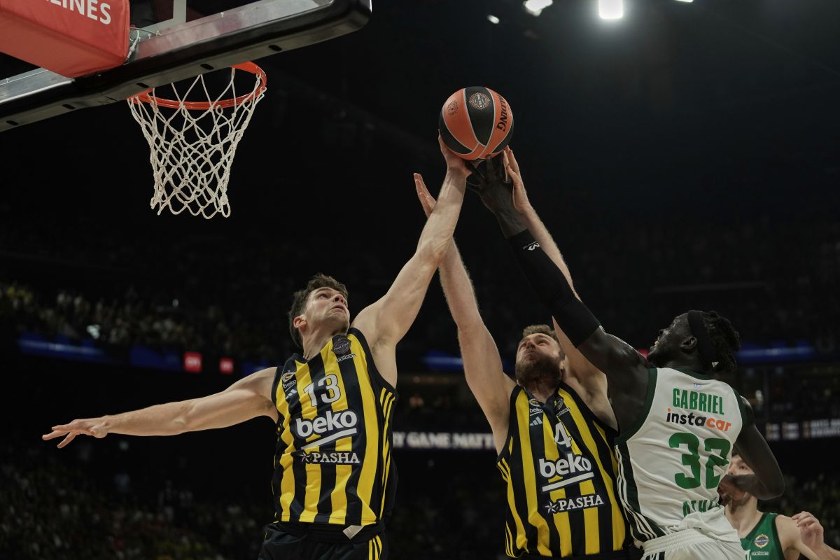 Fenerbahce's Tarik Biberovic, left, and Fenerbahce's Nicolo Melli rebaund with Panathinaikos's Wenyen Gabriel duirng the Euroleague seimifinal basketball match between Fenerbahce and Panathinaikos in Abu Dhabi, United Arab Emirates, Sunday, May 18, 2025. (AP Photo/Fatima Shbair)