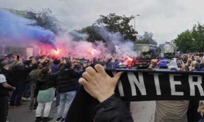 Inter Milan fans let off flares as a bus carrying Inter Milan players arrives ahead of the Champions League semifinal second leg soccer match between Inter Milan and Barcelona at San Siro stadium in Milan , Italy, Tuesday, May 6, 2025. (AP Photo/Luca Bruno)