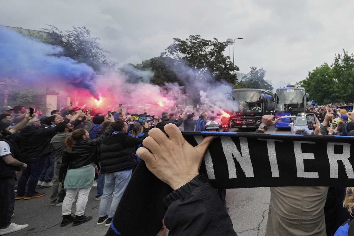 Inter Milan fans let off flares as a bus carrying Inter Milan players arrives ahead of the Champions League semifinal second leg soccer match between Inter Milan and Barcelona at San Siro stadium in Milan , Italy, Tuesday, May 6, 2025. (AP Photo/Luca Bruno)