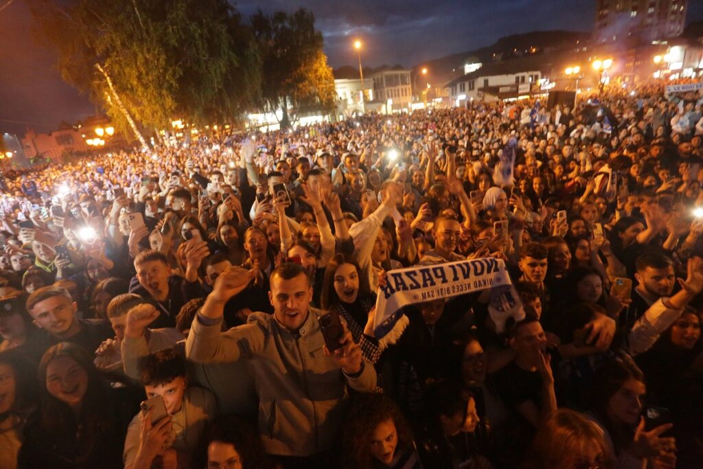 Novi Pazar, 26.05.2025. - Vise desetina hiljada navijaca proslavilo je plasman fudbalera Novog Pazara u kvalifikacije za Ligu konferencija, sinoc u centru grada. Ovaj klub ce prvi put ucestvovati u nekom evropskom takmicenju. (BETAPHOTO/IRFAN LICINA)
