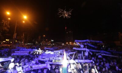 Novi Pazar, 26.05.2025. - Vise desetina hiljada navijaca proslavilo je plasman fudbalera Novog Pazara u kvalifikacije za Ligu konferencija, sinoc u centru grada. Ovaj klub ce prvi put ucestvovati u nekom evropskom takmicenju. (BETAPHOTO/IRFAN LICINA)