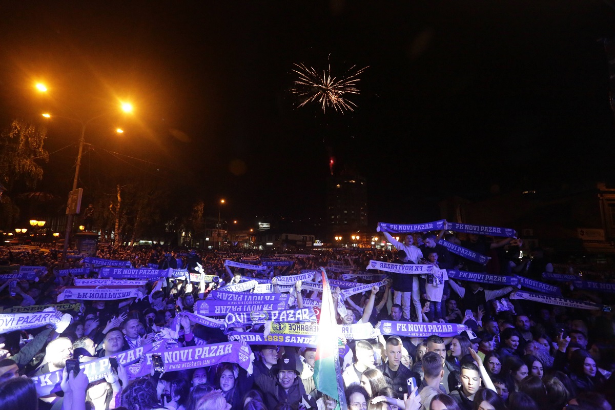 Novi Pazar, 26.05.2025. - Vise desetina hiljada navijaca proslavilo je plasman fudbalera Novog Pazara u kvalifikacije za Ligu konferencija, sinoc u centru grada. Ovaj klub ce prvi put ucestvovati u nekom evropskom takmicenju. (BETAPHOTO/IRFAN LICINA)