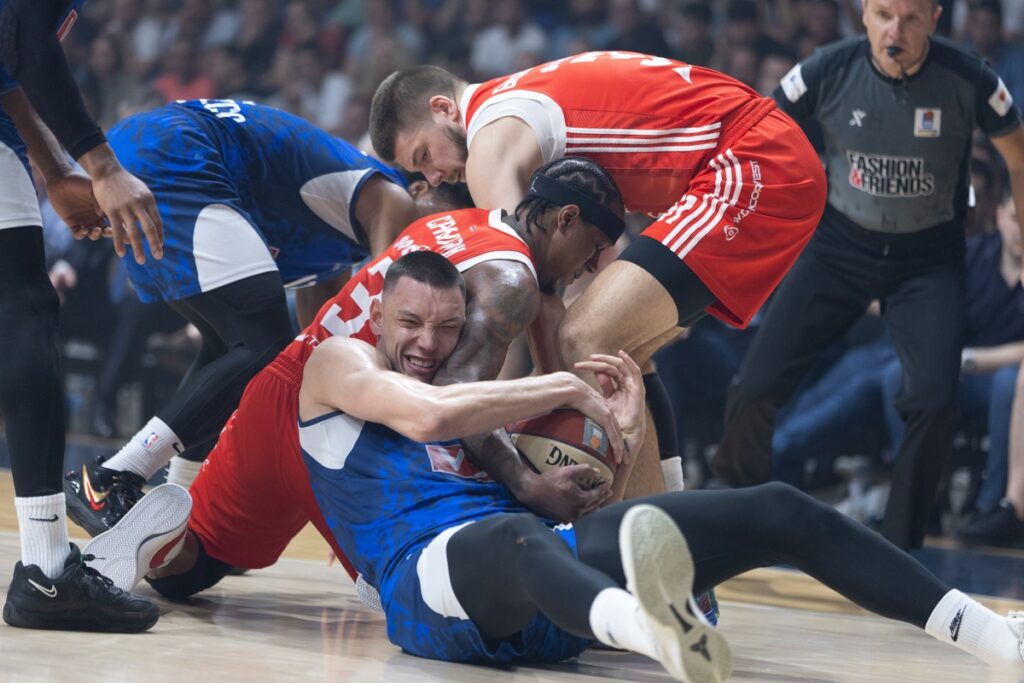 kosarkas Crvene zvezde na utakmici plej ofa Jadranske ABA lige protiv Buducnosti Podgorica u hali Moraca, Podgorica 26.05.2025. godine Foto: MN PRESS Kosarka, Crvena zvezda, Polufinale Plej ofa Jadranska ABA liga, Buducnost Podgorica