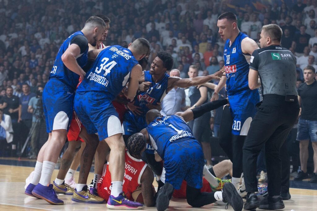 kosarkas Crvene zvezde na utakmici plej ofa Jadranske ABA lige protiv Buducnosti Podgorica u hali Moraca, Podgorica 26.05.2025. godine Foto: MN PRESS Kosarka, Crvena zvezda, Polufinale Plej ofa Jadranska ABA liga, Buducnost Podgorica