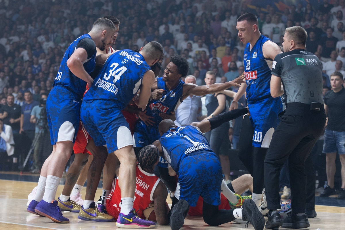 kosarkas Crvene zvezde na utakmici plej ofa Jadranske ABA lige protiv Buducnosti Podgorica u hali Moraca, Podgorica 26.05.2025. godine Foto: MN PRESS Kosarka, Crvena zvezda, Polufinale Plej ofa Jadranska ABA liga, Buducnost Podgorica
