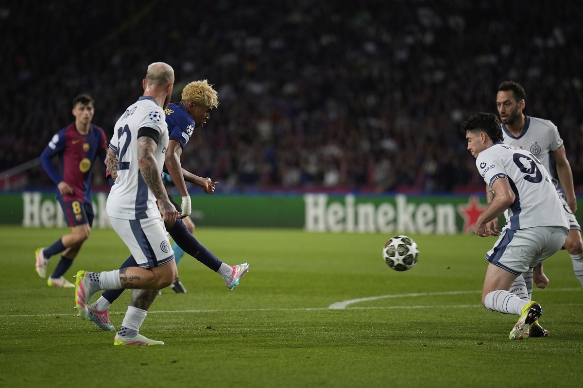 Barcelona's Lamine Yamal scores during the Champions League semifinal first leg soccer match between Barcelona and Inter Milan in Barcelona, Spain, Wednesday, April 30, 2025. AP Photo/Emilio Morenatti)
