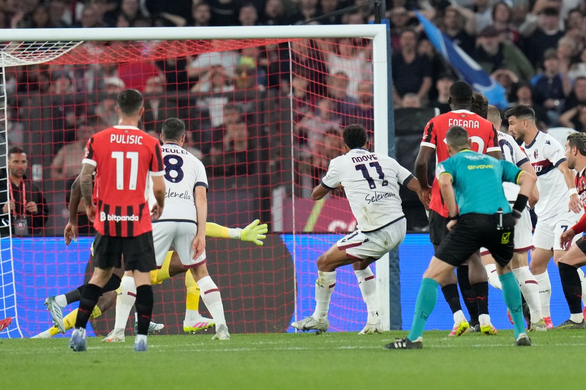 Bologna's Dan Ndoye, centre, scores the opening goal during the Italian Cup final soccer match between AC Milan and Bologna at Rome's Olympic Stadium, Wednesday, May 14, 2025. (AP Photo/Gregorio Borgia)