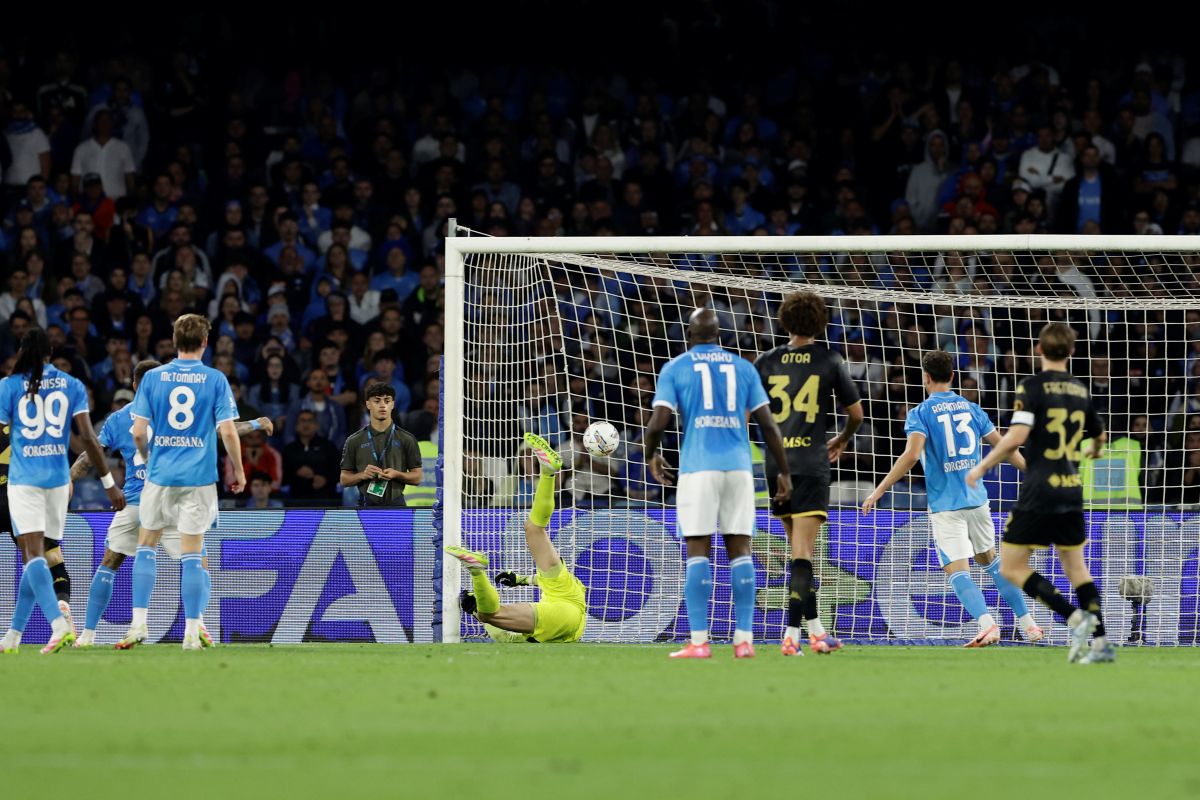 Napoli's Alex Meret deflects the ball into his own net during a Serie A soccer match against Genoa at the Diego Armando Maradona Stadium in Naples, southern Italy, Sunday, May 11, 2025. (Alessandro Garofalo/LaPresse via AP)