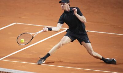 Italy's Jannik Sinner returns the ball to Norway's Casper Ruud, during their quarterfinal tennis match at the Italian Open, at the Foro Italico, in Rome, Thursday, May 15, 2025. (AP Photo/Alessandra Tarantino)