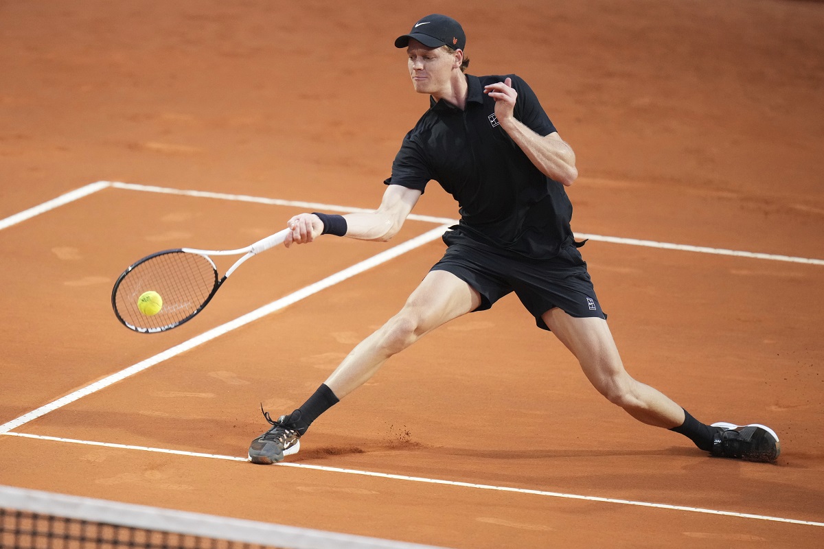 Italy's Jannik Sinner returns the ball to Norway's Casper Ruud, during their quarterfinal tennis match at the Italian Open, at the Foro Italico, in Rome, Thursday, May 15, 2025. (AP Photo/Alessandra Tarantino)