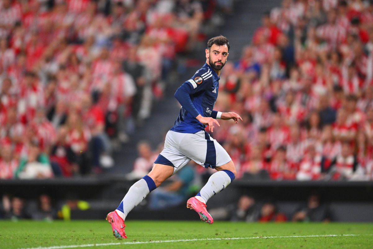 Manchester United's Bruno Fernandes celebrates after scoring his side's second goal during the Europa League semifinal first leg soccer match between Athletic Bilbao and Manchester United at the San Mames stadium in Bilbao, Spain, Thursday, May 1, 2025. (AP Photo/Miguel Oses)