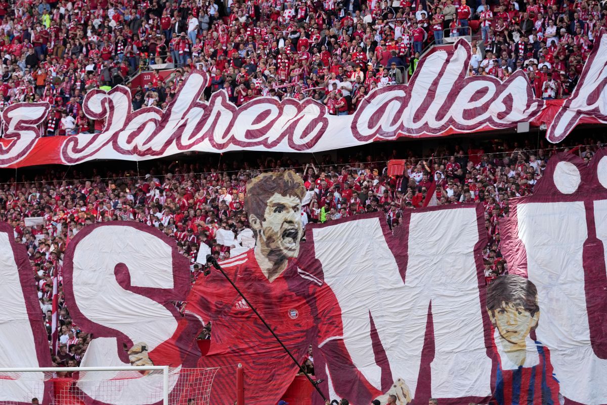 Bayern Munich fans display a tifo for Thomas Mueller ahead of his last home game for Bayern Munich ahead of the German Bundesliga soccer match between FC Bayern Munich and Borussia Moenchengladbach in Munich, Germany, Saturday, May 10, 2025. (AP Photo/Matthias Schrader)