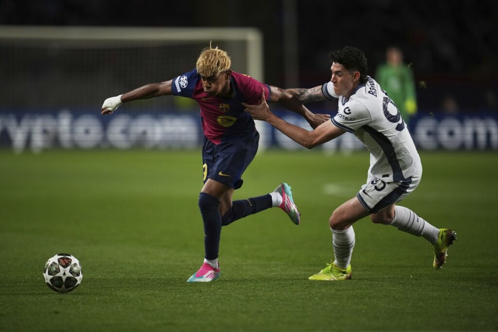 Inter Milan's Alessandro Bastoni holds Barcelona's Lamine Yamal during the Champions League semifinal first leg soccer match between Barcelona and Inter Milan in Barcelona, Spain, Wednesday, April 30, 2025. AP Photo/Emilio Morenatti)