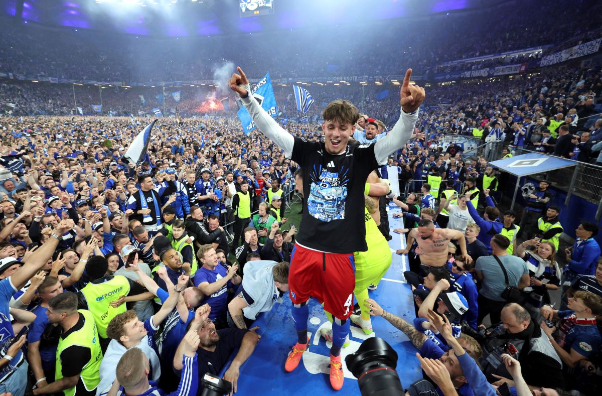 Hamburg's Otto Stange and fans celebrate promotion following a Bundesliga 2 soccer game between Hamburger SV and SSV Ulm 1846 in Hamburg, Germany, Saturday, May 10, 2025. (Christian Charisius/dpa via AP)