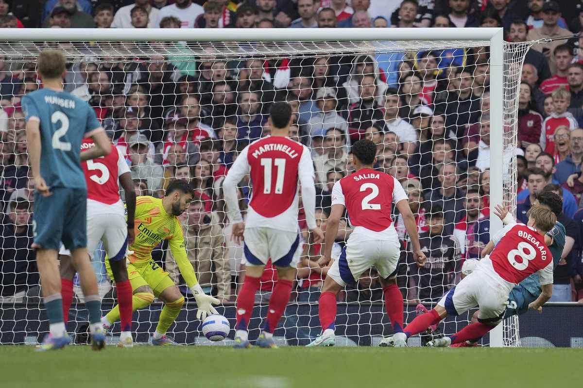 Bournemouth's Evanilson, right, scores his side's second goal during the English Premier League soccer match between Arsenal and Bournemouth at Emirates stadium in London, Saturday, May 3, 2025. (AP Photo/Kin Cheung)
