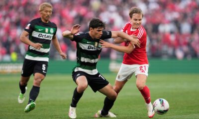 Sporting's Eduardo Quaresma, center, and Benfica's Andreas Schjelderup vie for the ball during a Portuguese league soccer match between SL Benfica and Sporting CP at the Luz stadium in Lisbon, Friday, May 10, 2024. (AP Photo/Armando Franca)