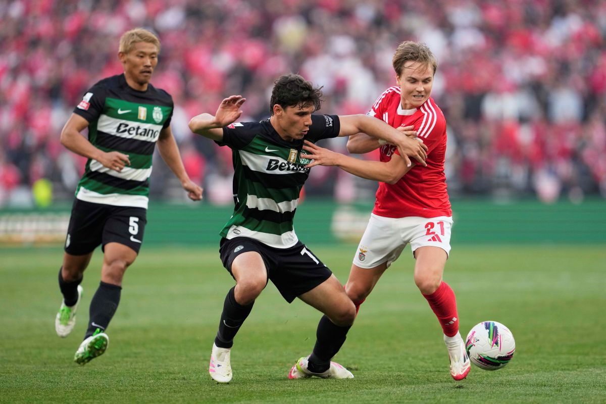 Sporting's Eduardo Quaresma, center, and Benfica's Andreas Schjelderup vie for the ball during a Portuguese league soccer match between SL Benfica and Sporting CP at the Luz stadium in Lisbon, Friday, May 10, 2024. (AP Photo/Armando Franca)