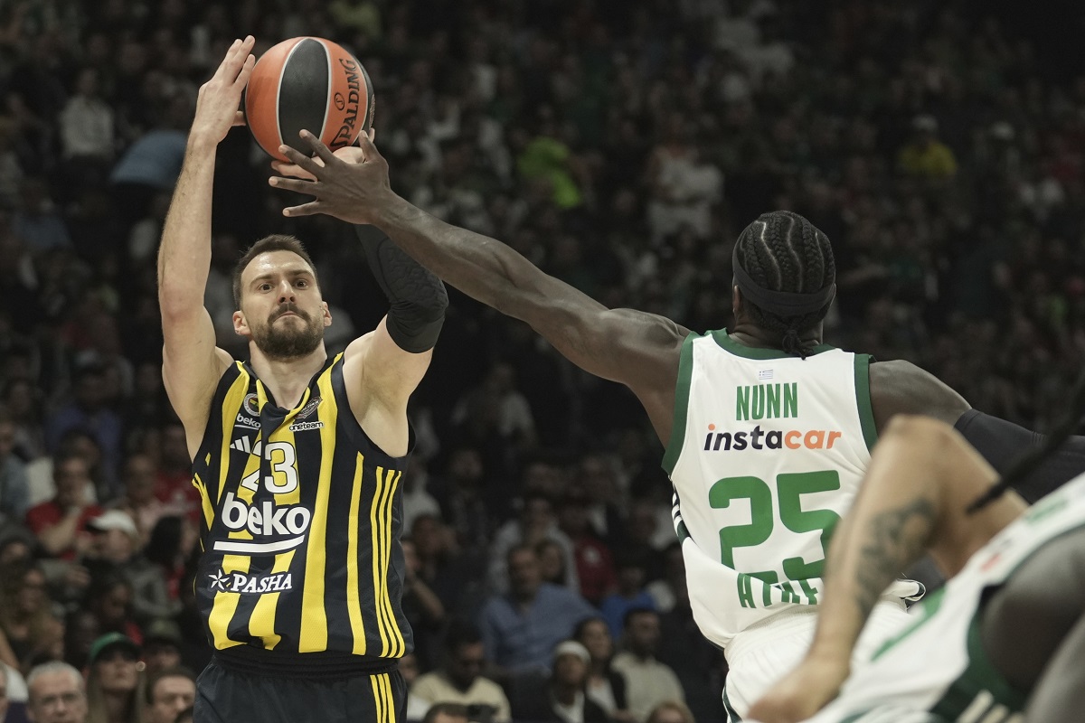 Fenerbahce's Marko Guduric shoots over Panathinaikos's Kendrick Nunn duirng the Euroleague seimifinal basketball match between Fenerbahce and Panathinaikos in Abu Dhabi, United Arab Emirates, Sunday, May 18, 2025. (AP Photo/Fatima Shbair)