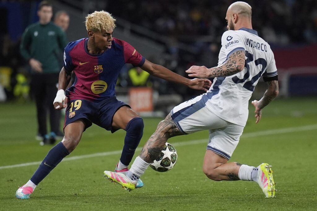 Barcelona's Lamine Yamal, left, and Inter Milan's Federico Dimarco fight for the ball during the Champions League semifinal first leg soccer match between Barcelona and Inter Milan in Barcelona, Spain, Wednesday, April 30, 2025. AP Photo/Emilio Morenatti)