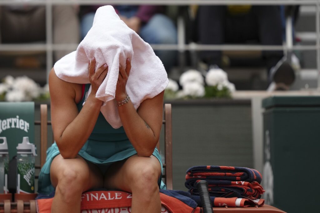 CORRECTS PHOTOGRAPHER'S NAME - Aryna Sabalenka of Belarus reacts during a break at the final match of the French Tennis Open against Coco Gauff of the U.S. at the Roland-Garros stadium in Paris, Saturday, June 7, 2025. (AP Photo/Aurelien Morissard)