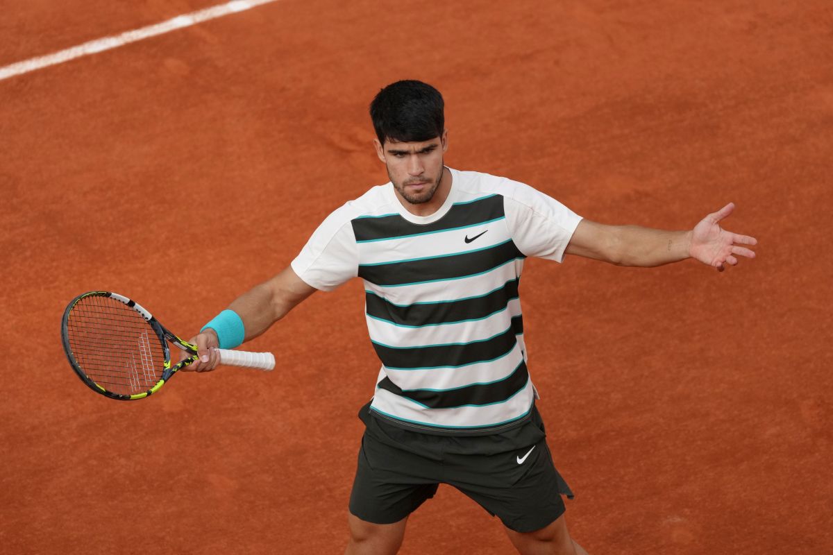 Spain's Carlos Alcaraz reacts during the final match of the French Tennis Open at the Roland-Garros against Italy's Jannik Sinner in Paris, Sunday, June 8, 2025. (AP Photo/Aurelien Morissard)