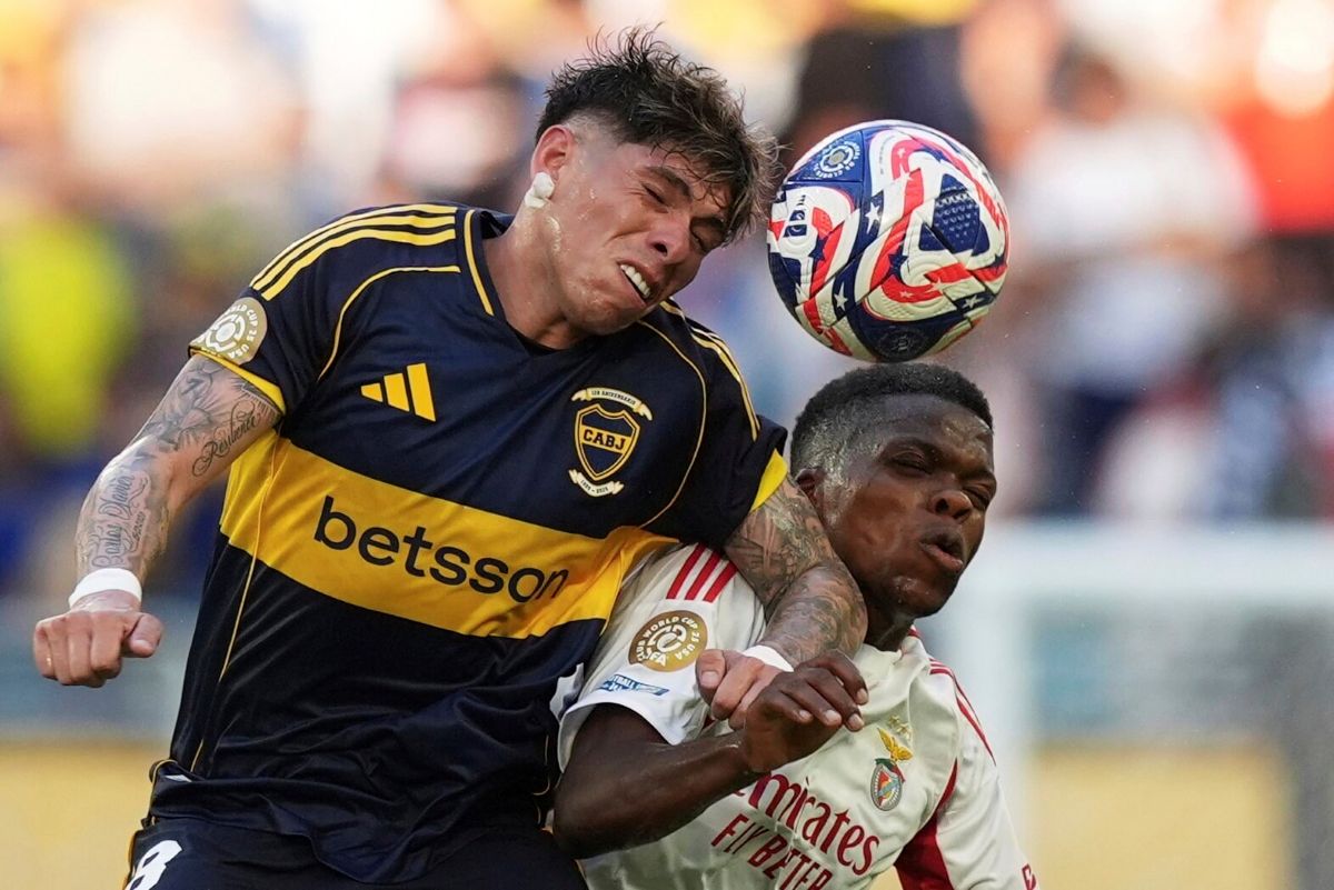 Benfica's Florentino Luis, right, and Boca Juniors' Carlos Palacios go for a header during the Club World Cup group C soccer match between Boca Juniors and Benfica in Miami Gardens, Fla., Monday, June 16, 2025. (AP Photo/Rebecca Blackwell)