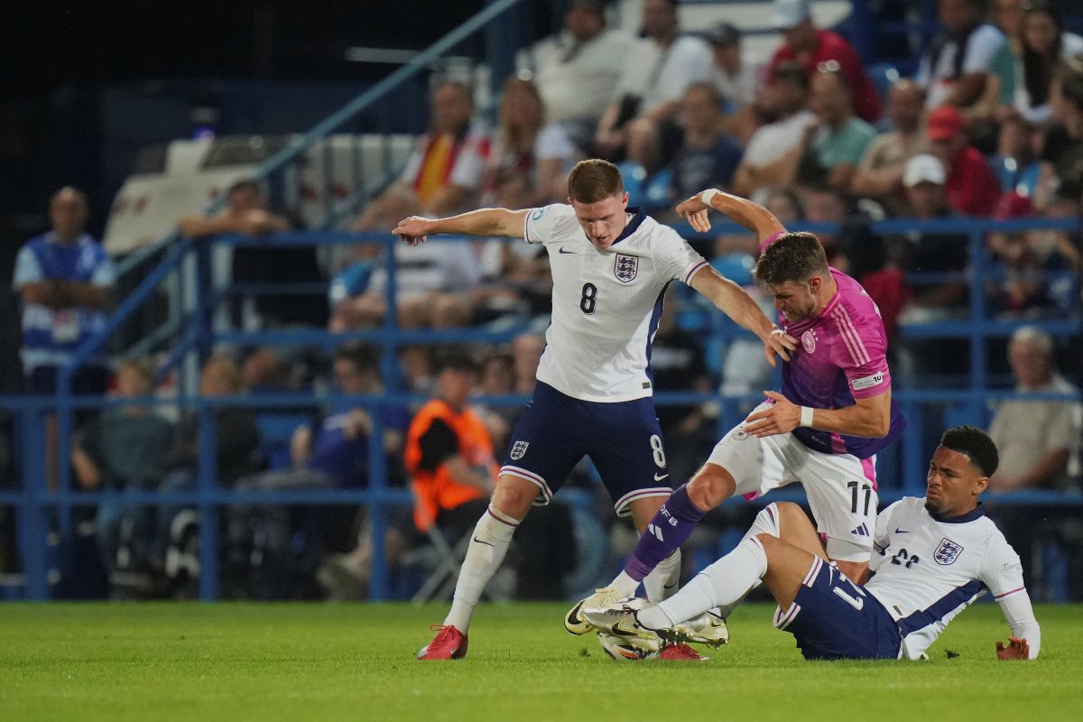 Germany's Jan Thielmann, center, duels for the ball with England's Elliot Anderson, left, and England's Ethan Nwaneri during the group B European U-20 Championship soccer match between England and Germany at Nitra Stadium in Nitra, Slovakia, Wednesday, June 18, 2025. (AP Photo/Petr David Josek)