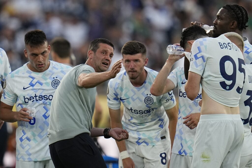 Inter Milan manager Cristian Chivu gives instructions to his players during the Club World Cup group E soccer match between CF Monterrey and Inter Milan in Pasadena, Calif., Tuesday, June 17, 2025. (AP Photo/Gregory Bull)