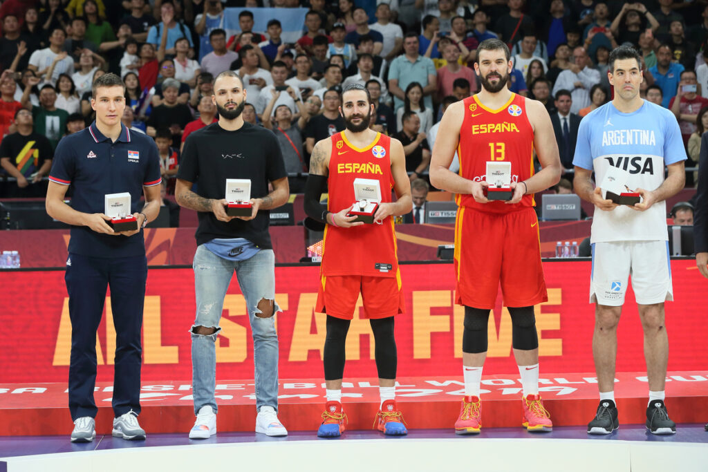BOGDAN BOGDANOVIC kosarkas reprezentacije Srbije, EVAN FOURNIER Evan Furnije, RICKY RUBIO Riki Rubio, MARC GASOL Mark Gasol, LUIS SCOLA Luis Skola clanovi najbolje petorke, Argentina na utakmici finala za zlatnu medalju Svetskog prvenstva 2019 protiv Spanije u hali Vukesong Kadilak arena, Peking 15.09.2019. godine Foto: Marko Metlas Kosarka, Svetsko prvenstvo, Kina, Spanija, Argentina