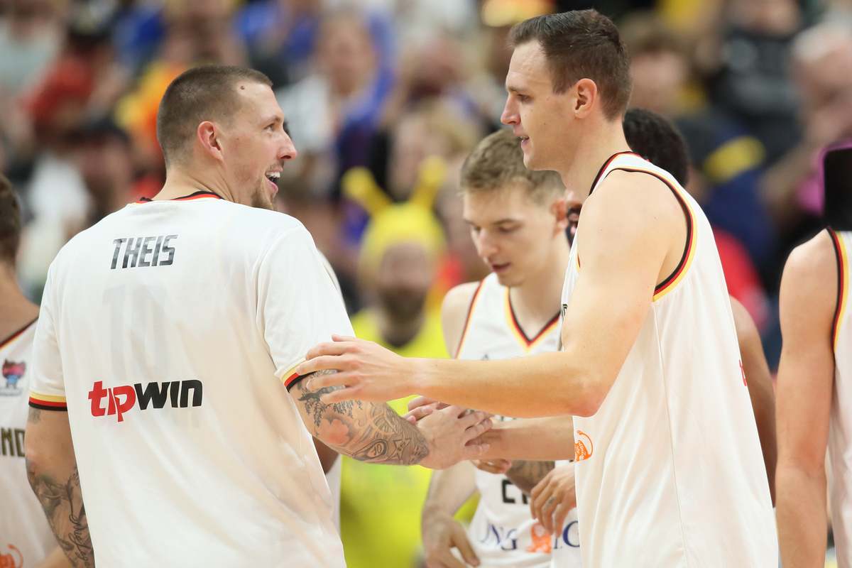 DANIEL THEIS Daniel Tajs, JOHANNES VOIGTMANN Johanes Fojgtman kosarkasi reprezentacije Nemacke na utakmici za trece mesto bronzana medalja FIBA Evropskog prvenstva protiv Poljske u Mercedes Benc areni, Berlin 18.09.2022. godine Foto: Marko Metlas Kosarka, Poljska, FIBA Evropsko prvenstvo, Nemacka