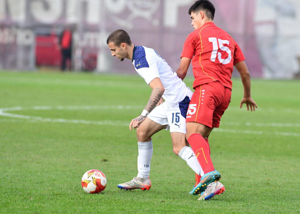 MATEJA MILOVANOVIC, mladi fudbaler Srbije U19, na utakmici kvalifikacija za Evropsko prvenstvo protiv Severne Makedonije, i ARDIJAN CHILAFI Ardijan Cilafi, na terenu Trening centra FSNM.
Skoplje, 17.11.2022.
foto: MN Press / ps
Fudbal, UEFA U19, Srbija, Severna Makedonija