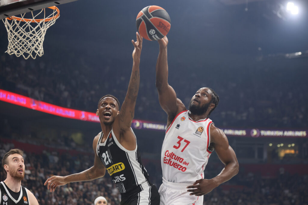 SEMI OJELEYE Semi Odjeleje kosarkas Valensije na utakmici Evrolige protiv JAMES NUNNALLY Dzejms Naneli iz Partizana u hali Stark Beogradska arena, Beograd 12.04.2024. godine Foto: Marko Metlas Kosarka, Partizan, Evroliga, Valensija