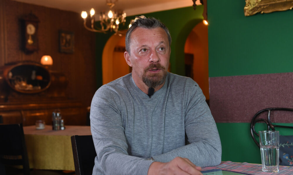 SLAVISA JOKANOVIC, bivsi fudbaler Partizana, na snimanju emisije Mojih Top 11, u restoranu Tako je sudjeno. Novi Sad, 14.09.2024. foto: Nebojsa Parausic Fudbal, Mojih top 11