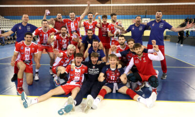 Odbojkasi Crvene zvezde, proslavljaju pobedu na utakmici Prvenstva Srbije protiv Partizana, u hali Banjica. Beograd, 04.04.2025. foto: MN Press / vm Odbojka, Partizan, Prvenstvo Srbije, Crvena zvezda