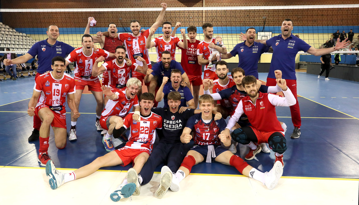 Odbojkasi Crvene zvezde, proslavljaju pobedu na utakmici Prvenstva Srbije protiv Partizana, u hali Banjica. Beograd, 04.04.2025. foto: MN Press / vm Odbojka, Partizan, Prvenstvo Srbije, Crvena zvezda