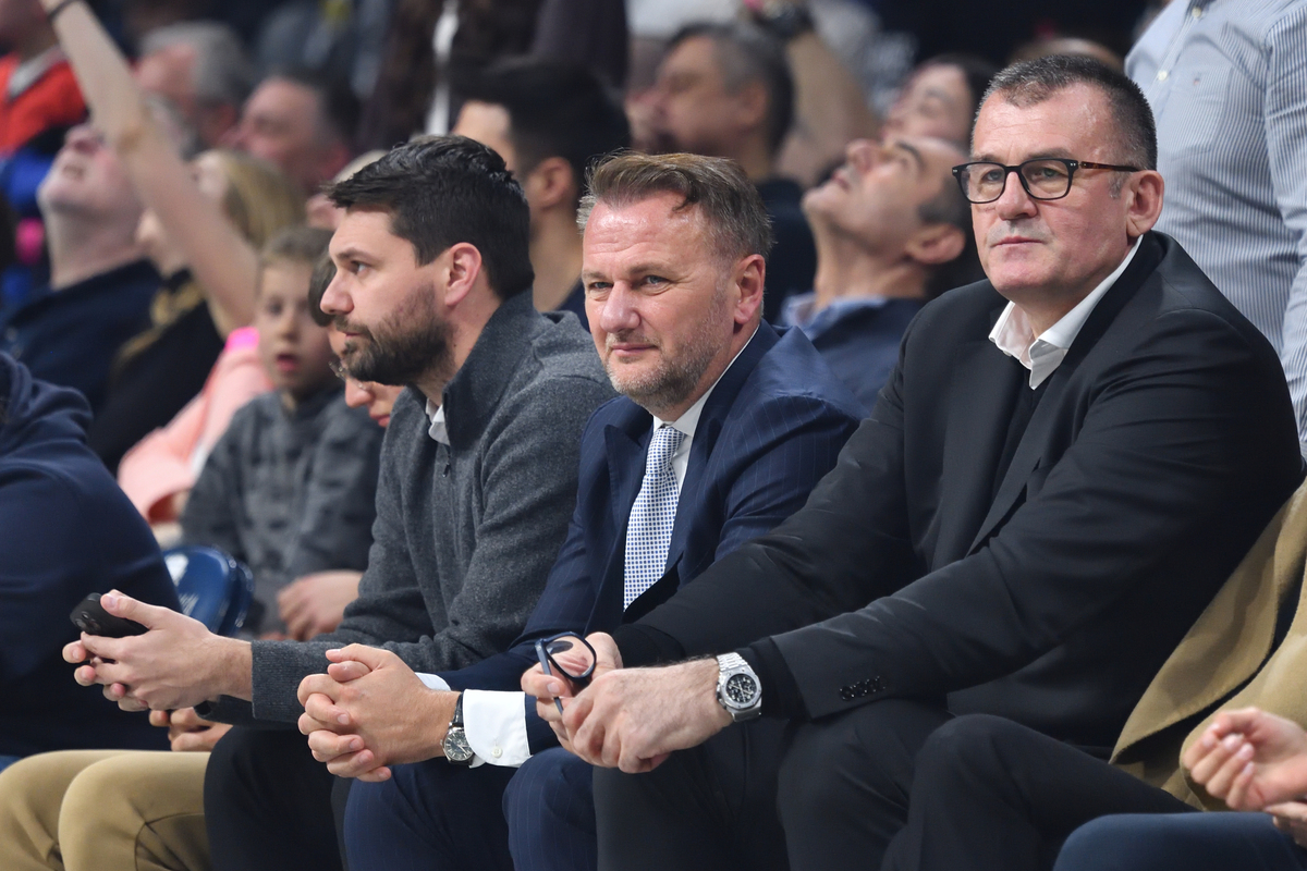 OSTOJA MIJAILOVIC predsednik i ZORAN SAVIC sportski direktior kosarkasa Partizana na utakmici Evrolige protiv Reala Madrid u hali Beogradska arena, Beograd 10.04.2025. godine Foto: Marko Metlas Kosarka, Partizan, Evroliga, Real Madrid