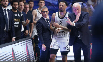 CARLIK JONES Karlik Dzons, kosarkas Partizana, i ZELJKO OBRADOVIC trener, na utakmici ABA lige protiv Buducnosti u hali Moraca. Podgorica, 07.06.2025. foto: MN PRESS / ds KOSARKA, BASKETBALL, ABA LIGA, ABA LEAGUE, KK PARTIZAN, KK BUDUCNOST
