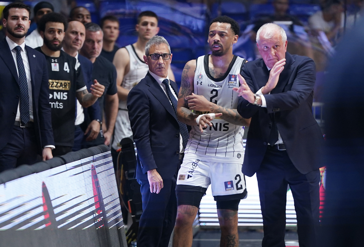 CARLIK JONES Karlik Dzons, kosarkas Partizana, i ZELJKO OBRADOVIC trener, na utakmici ABA lige protiv Buducnosti u hali Moraca. Podgorica, 07.06.2025. foto: MN PRESS / ds KOSARKA, BASKETBALL, ABA LIGA, ABA LEAGUE, KK PARTIZAN, KK BUDUCNOST