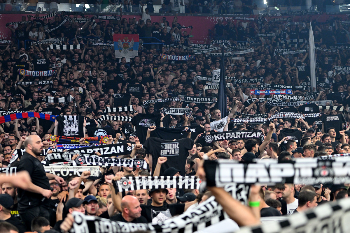 GROBARI navijaci kosarkasa Partizana na utakmici finala Jadranske ABA lige protiv Buducnosti Podgorica u hali Beogradska arena, Beograd 12.06.2025. godine Foto: Marko Metlas Kosarka, Partizan, Jadranska ABA liga, Buducnost Podgorica