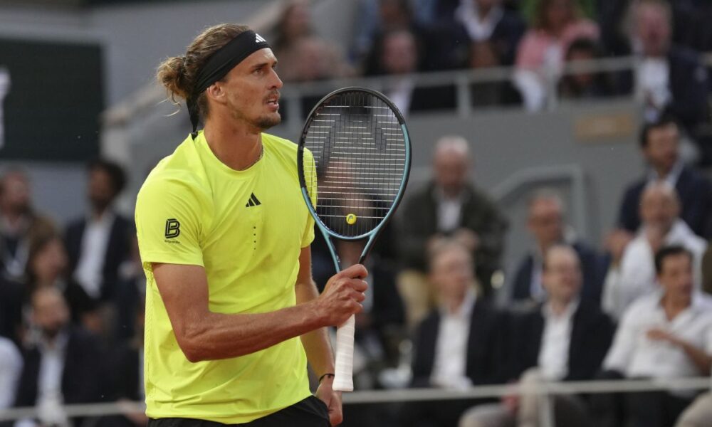 Germany's Alexander Zverev reacts as he plays against Serbia's Novak Djokovic during their quarterfinal match of the French Tennis Open at the Roland-Garros stadium in Paris, Wednesday, June 4, 2025. (AP Photo/Aurelien Morissard)