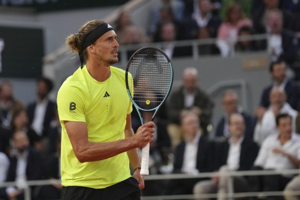 Germany's Alexander Zverev reacts as he plays against Serbia's Novak Djokovic during their quarterfinal match of the French Tennis Open at the Roland-Garros stadium in Paris, Wednesday, June 4, 2025. (AP Photo/Aurelien Morissard)