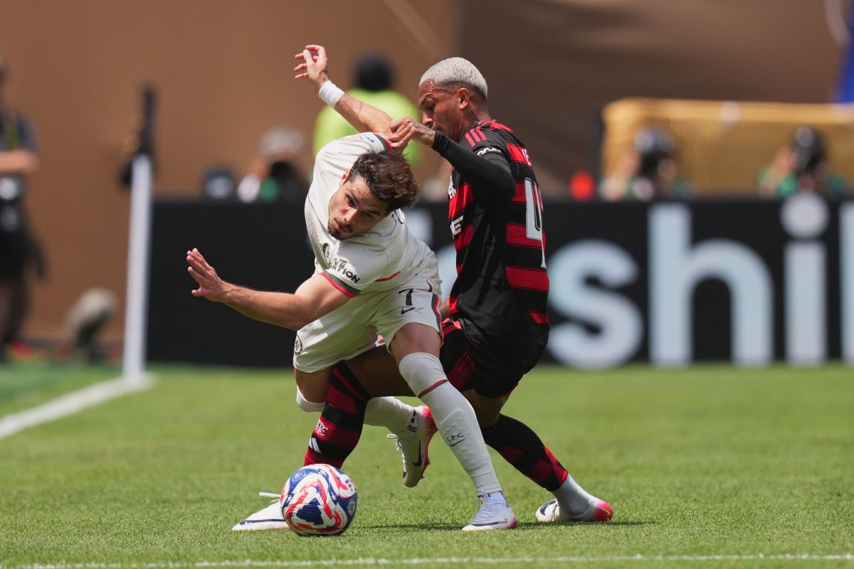 Chelsea's Pedro Neto, left, and Flamengo's Wesley Franka fight for the ball during the Club World Cup Group D soccer match between Flamengo and Chelsea in Philadelphia, Friday, June 20, 2025. (AP Photo/Chris Szagola)
